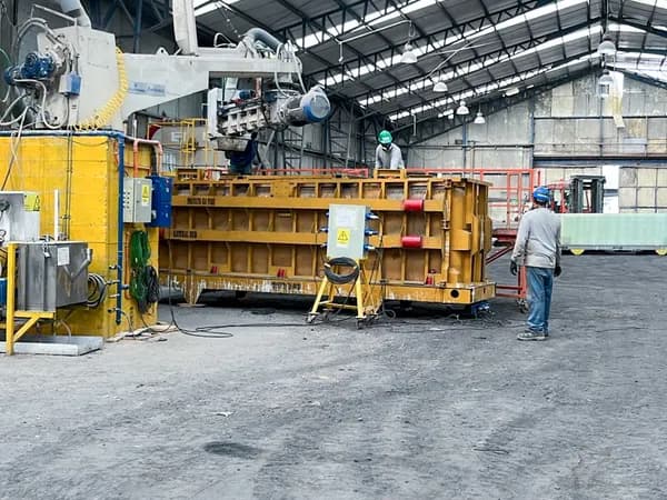 Máquina de moldeo utilizada en la fabricación de las celdas electrolíticas