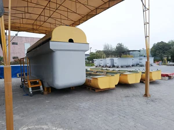 Celdas electrolíticas en el patio de la planta de moldeo