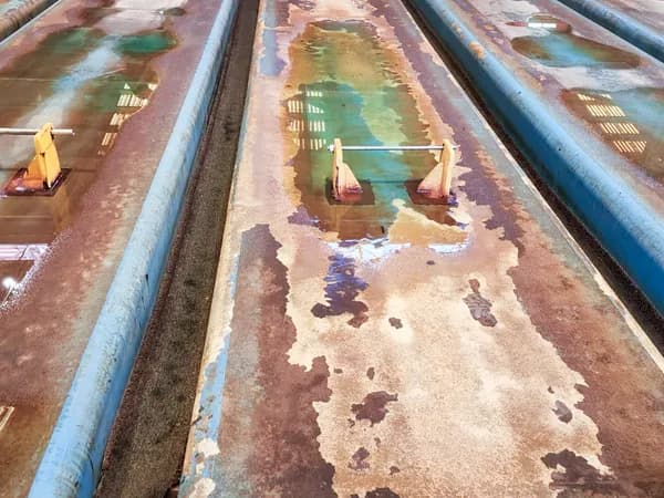Detalle de una campana para control de neblina ácida deteriorada antes de su reparación