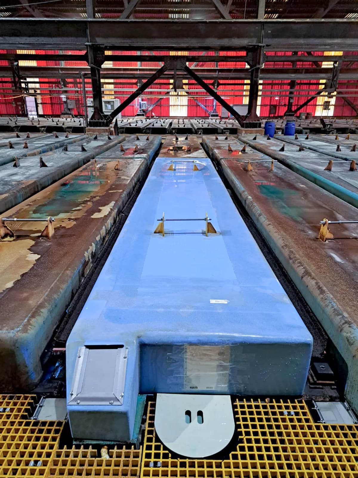 Campana nueva instalada en la nave de electroobtención, junto a campanas antiguas deterioradas