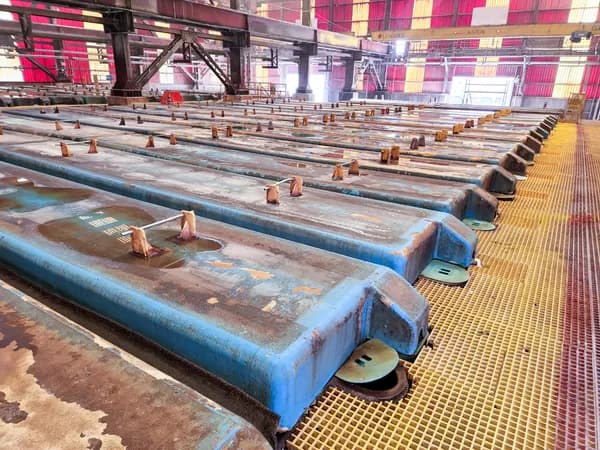 Campanas para control de neblina ácida deterioradas sobre las celdas de la nave