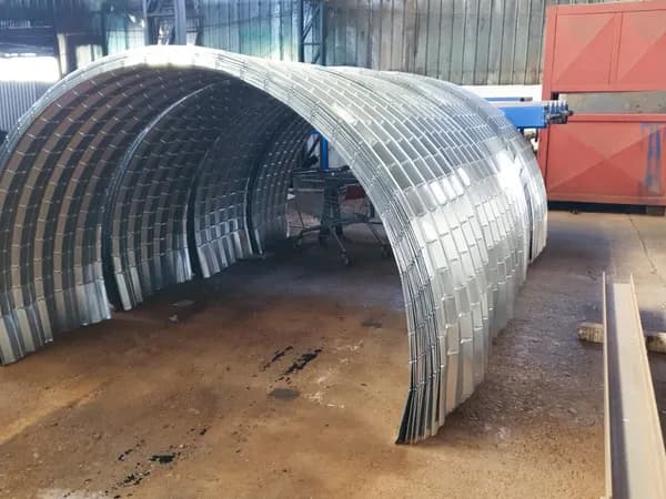 Estructura en arco de rejilla metálica galvanizada en el taller