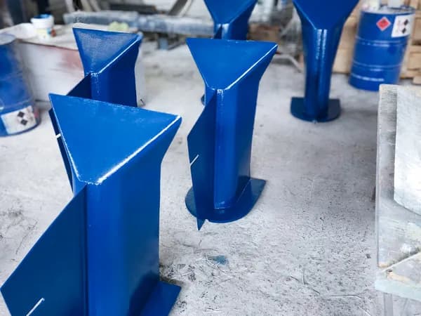 Piezas especiales en forma de embudo pintadas en el taller