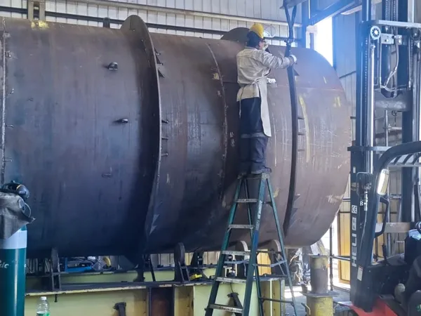 Fabricación y soldadura de la virola del tambor aglomerador en el taller