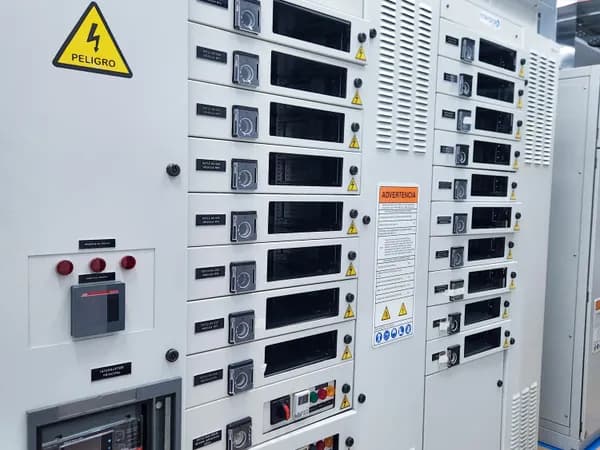 Centro de control de motores con tableros eléctricos señalizados